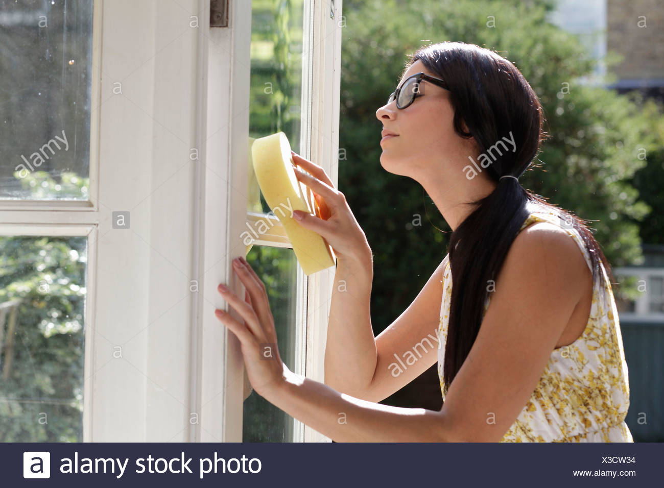 Retro Woman Cleaning Stockfotos & Retro Woman Cleaning Bilder - Alamy
