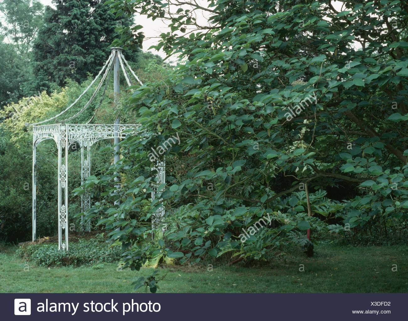 Elegante Weisse Metall Pavillon In Einem Grossen Land Garten Stockfotografie Alamy