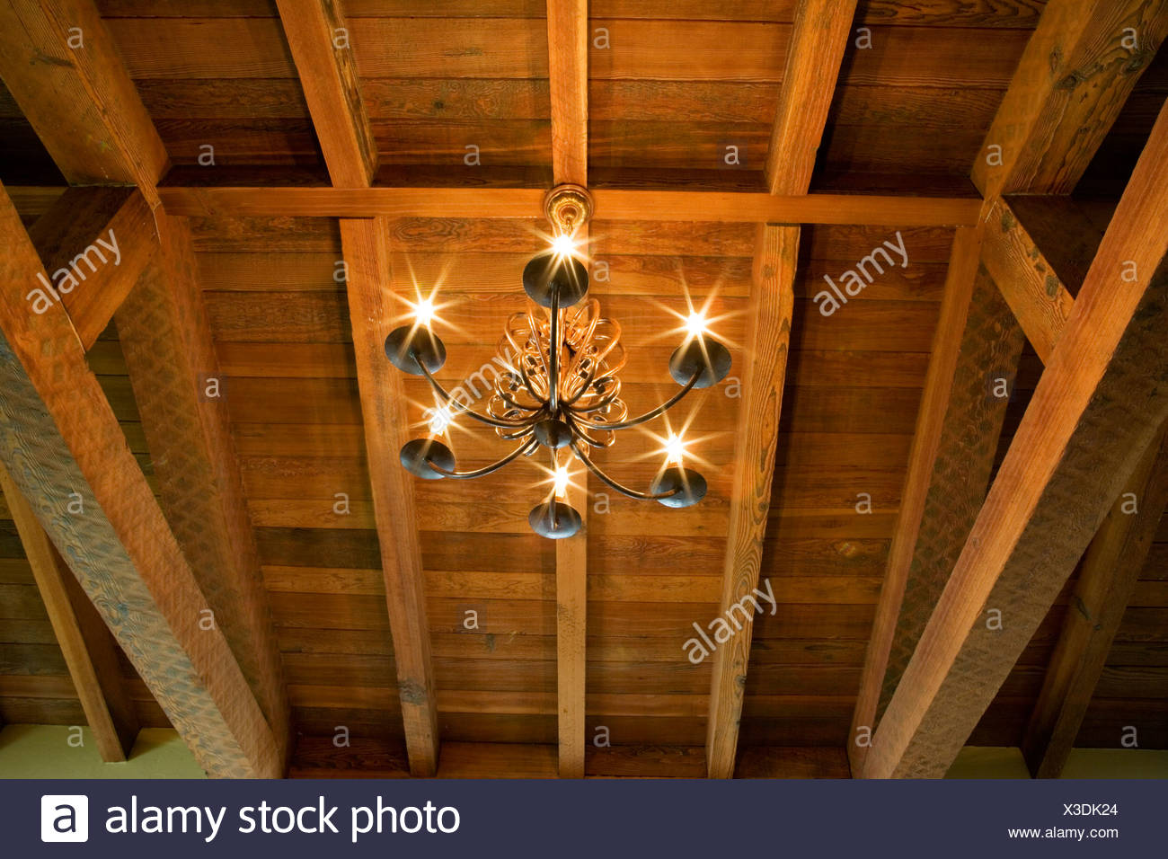 Detail der Kronleuchter und Holz Holzbalken Decke Stockfoto, Bild
