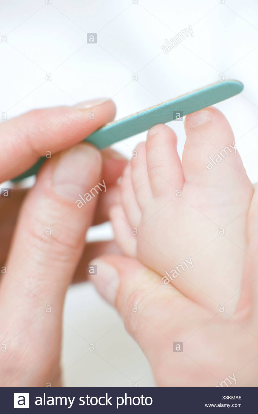Fussnagel Schneiden 7 Monate Altes Baby Madchen Das Ihre Fussnagel Schneiden Stockfotografie Alamy