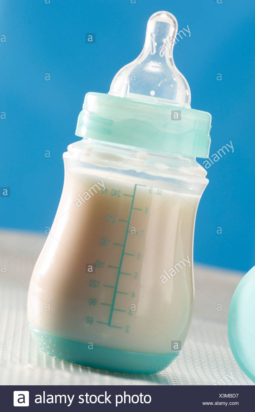 Baby Flasche Voll Milch Hautnah Stockfotografie Alamy