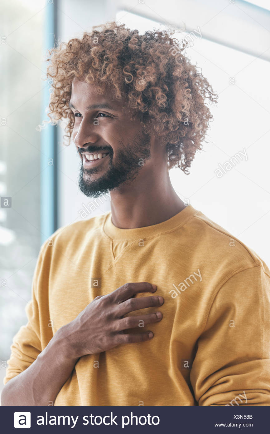 Lachelnd Jungen Mann Mit Afro Locken Portrat Stockfotografie Alamy