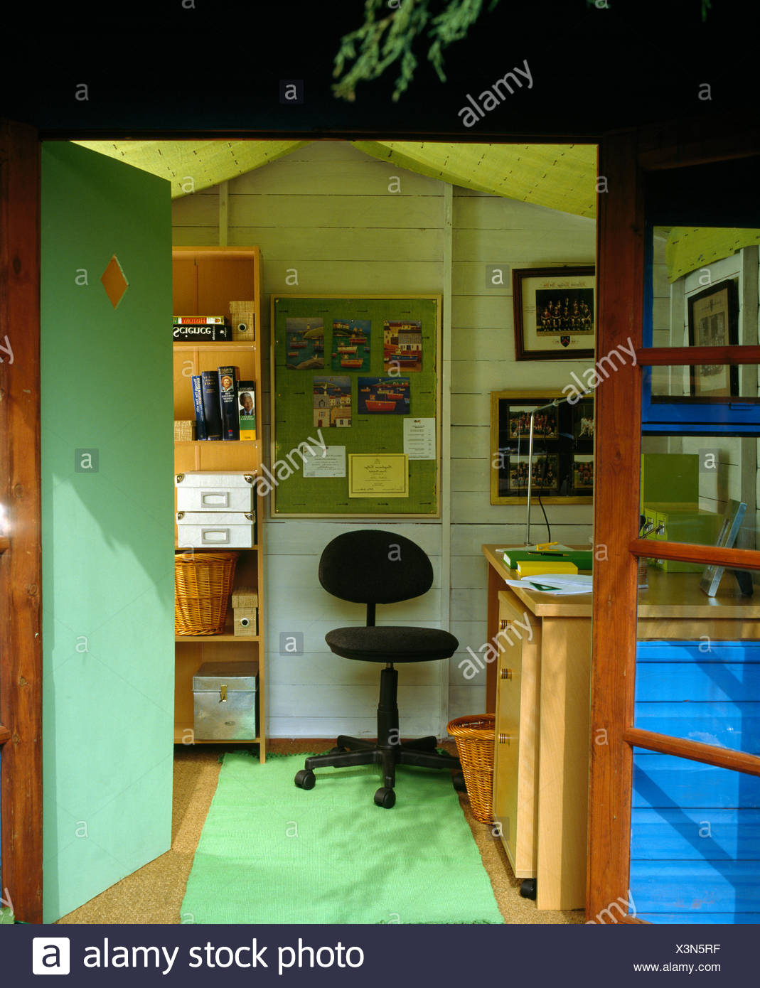 Turen Offnen Gartenhaus In Buro Mit Grunen Teppich Und Schwarz Burostuhl Umgewandelt Stockfotografie Alamy