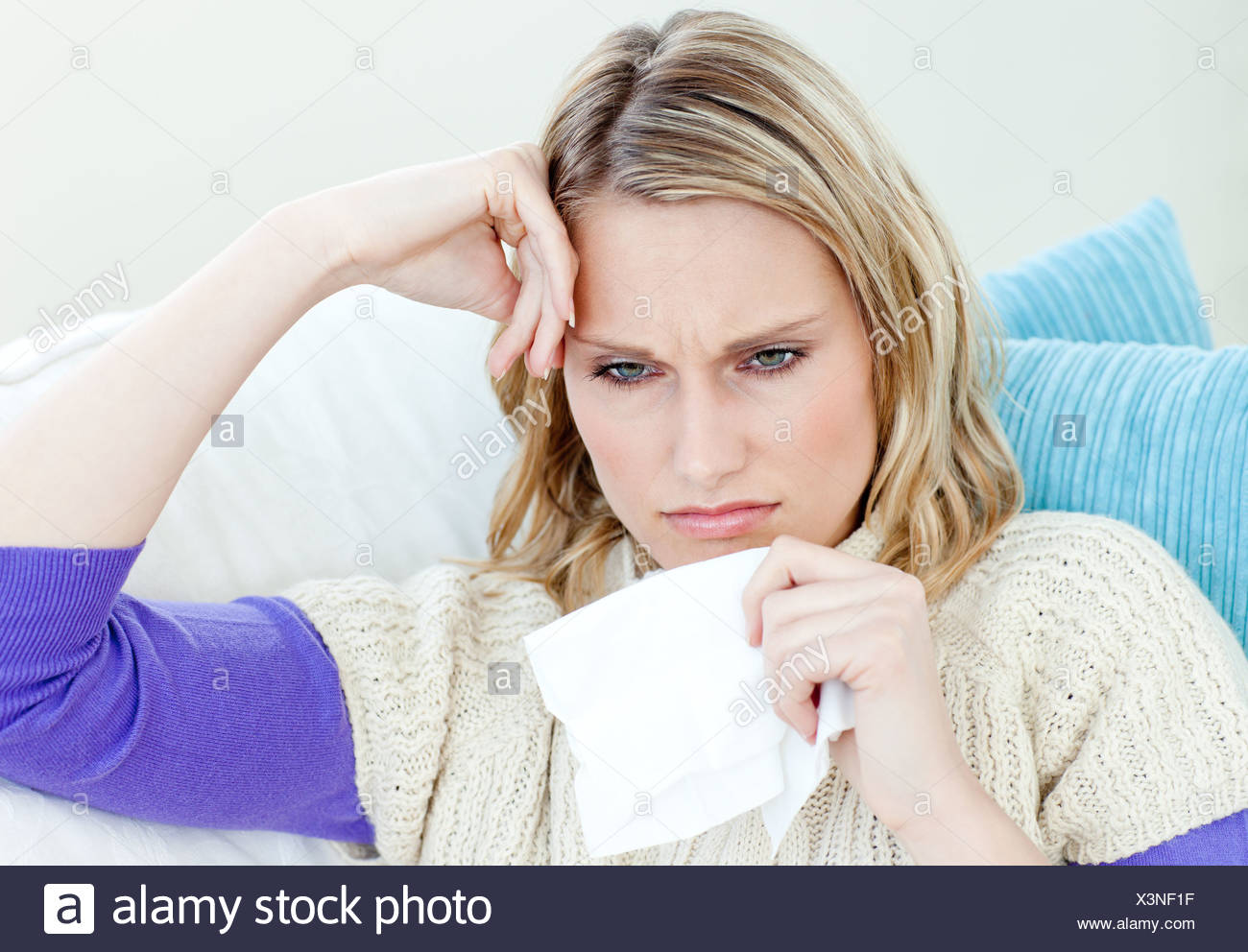 kranke frau auf einem sofa liegend mit gewebe x3nf1f