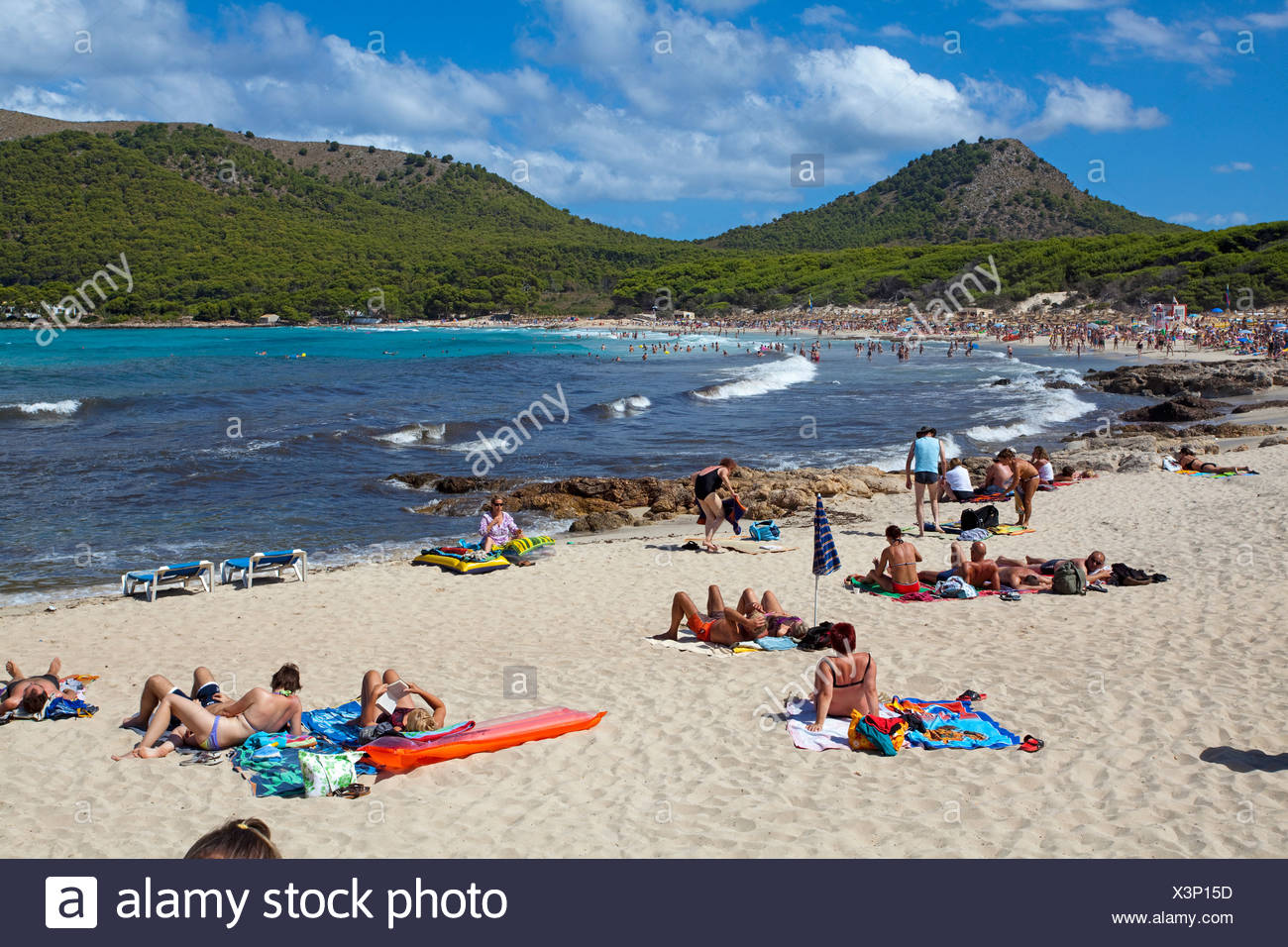 Touristen Die Liegen Auf Dem Sandigen Strand Cala Agulla Cala Guya In Kastilisch Cala Ratjada Mallorca Balearen Spanien Stockfotografie Alamy