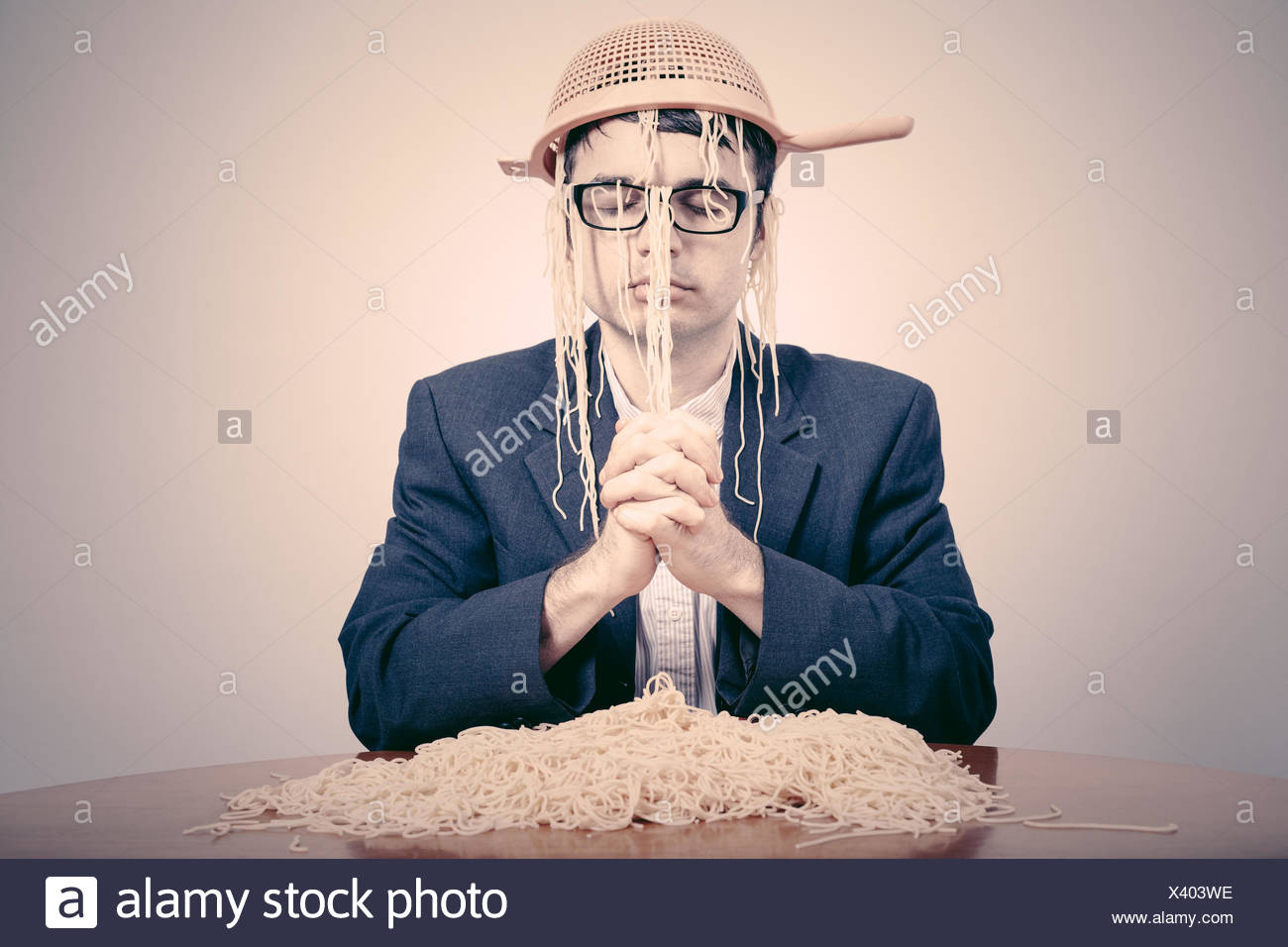 Pastafarian Tragen Ein Sieb Fur Pasta Bis Zu Den Flying Spaghetti Monster Zu Beten Stockfotografie Alamy