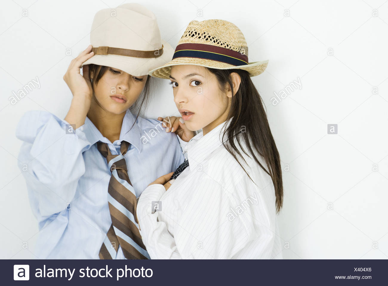 Zwei Junge Frauen Gekleidet In Manner Kleidung Und Hute Einen Blick In Die Kamera Stockfotografie Alamy