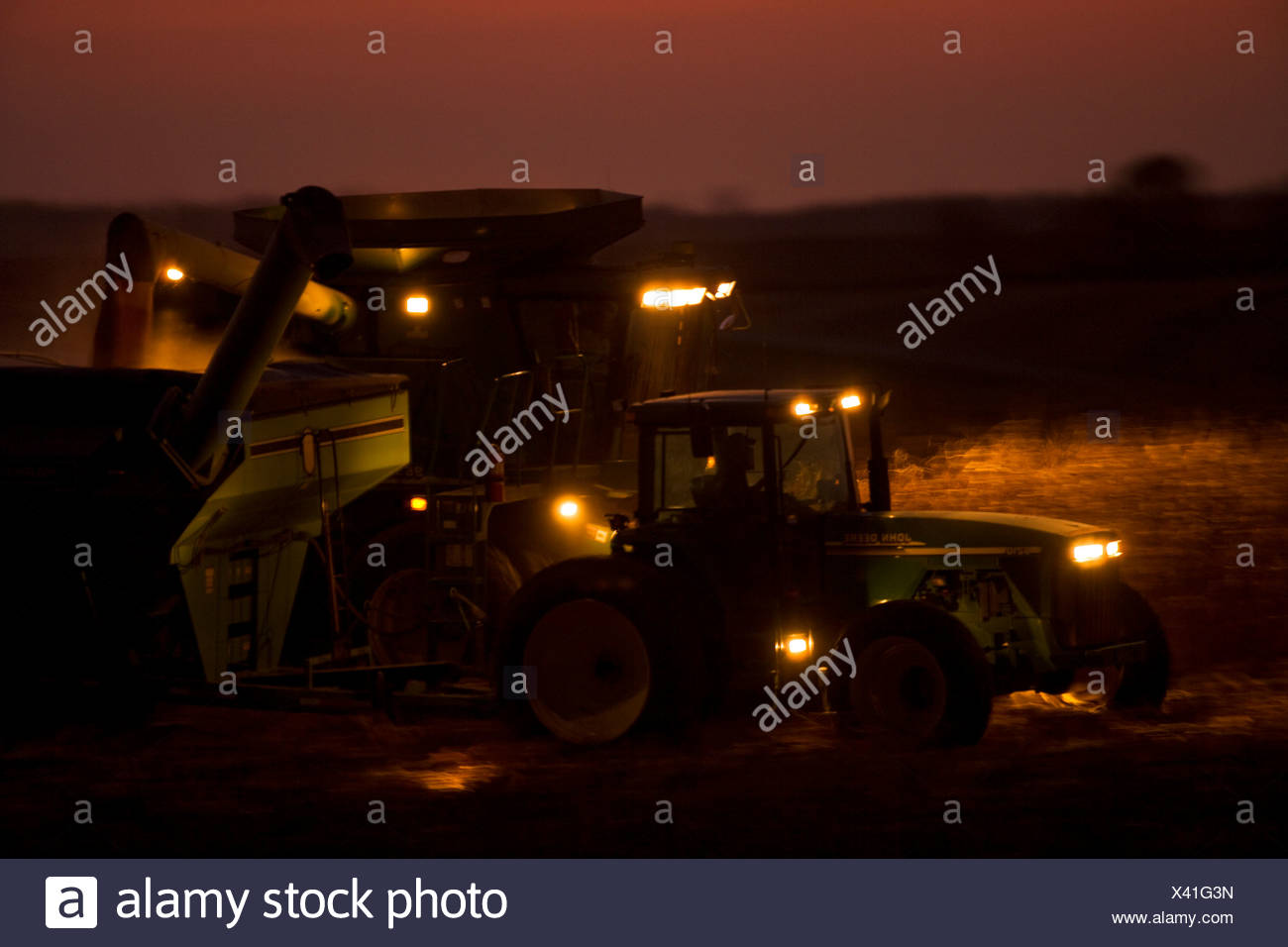 Landwirtschaft Nachtansicht Von Einem John Deere Kombinieren Ernte Getreide Mais Und X Auf Einen Korn Wagen On The Go Minnesota Stockfotografie Alamy