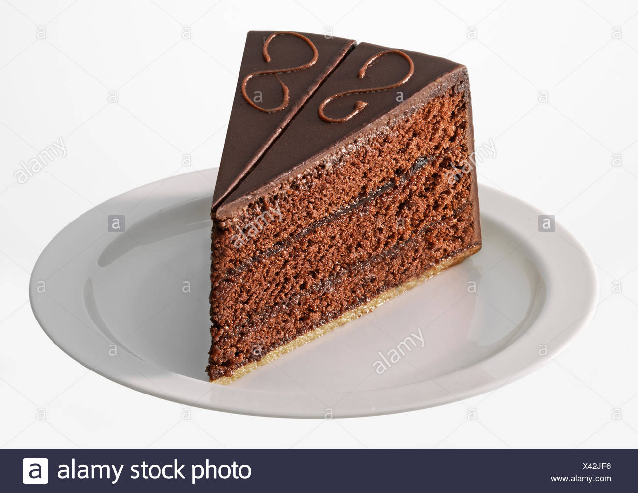 Stuck Sachertorte Auf Weissen Teller Weisser Hintergrund Stockfotografie Alamy