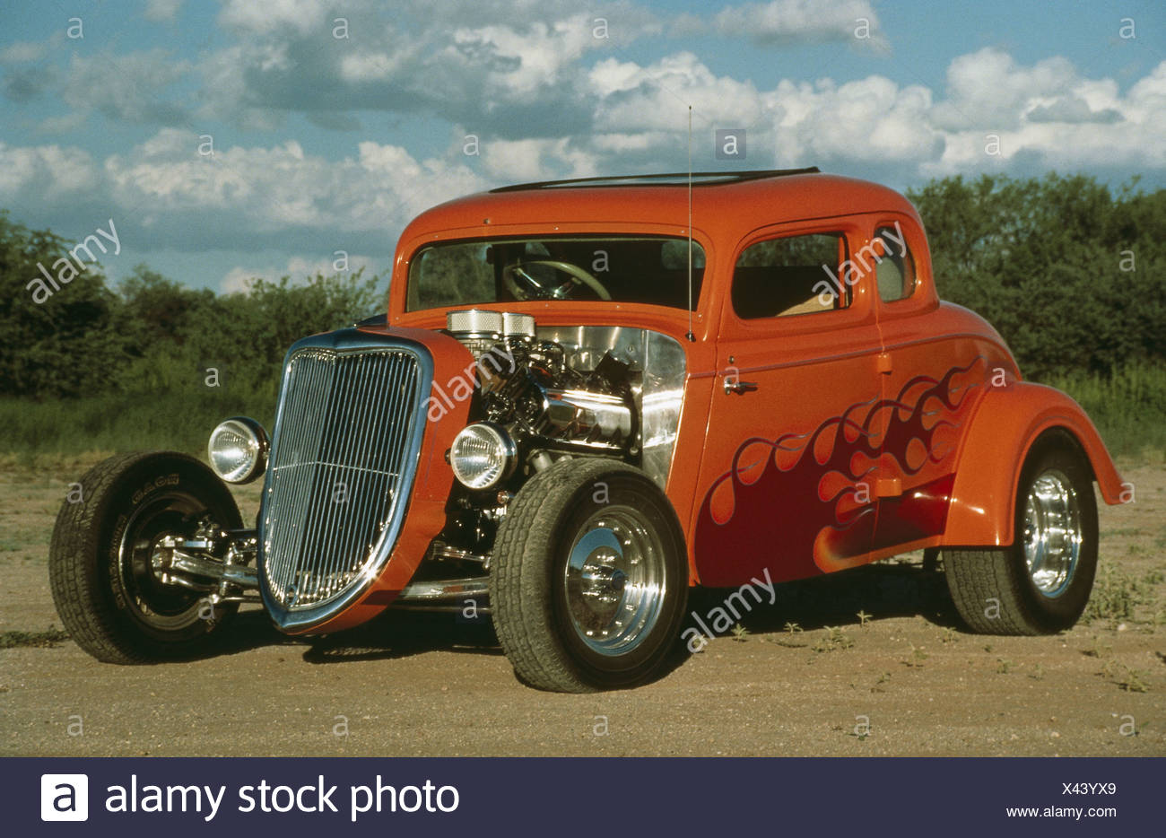 Auto Oldtimer Hot Rod Fahrzeug Pkw Abgestimmt Kleinwagen Aufgemotzt Orange Flammen Design Fahrzeugtuning Tuning Liebhaber Stuck Stockfotografie Alamy