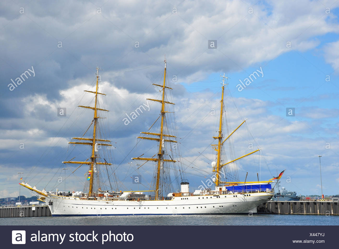marine schulschiff stockfotos und bilder kaufen  alamy