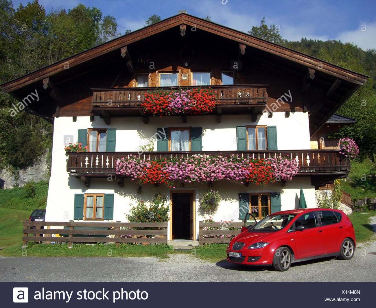 Roter Pkw Parkplatz Vor Einem Traditionell Gebauten Haus