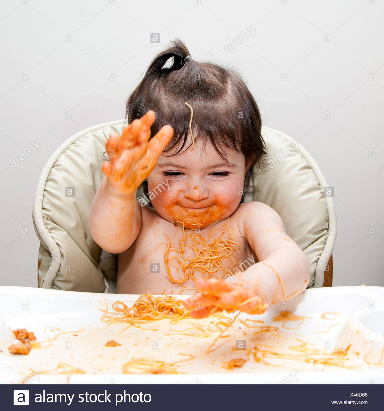 Gluckliches Baby Spass Essen Chaotisch Slapping Hande In Angel Hair Pasta Spaghetti Rot Marinara Tomatensauce Bedeckt Stockfotografie Alamy