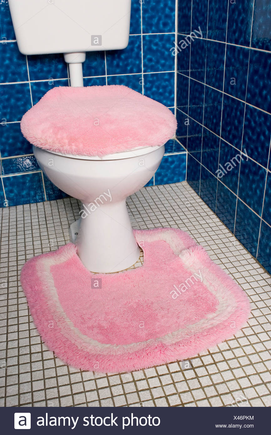 Eine Toilette Mit Flauschigen Rosa Sitzbezug Und Teppich Stockfoto