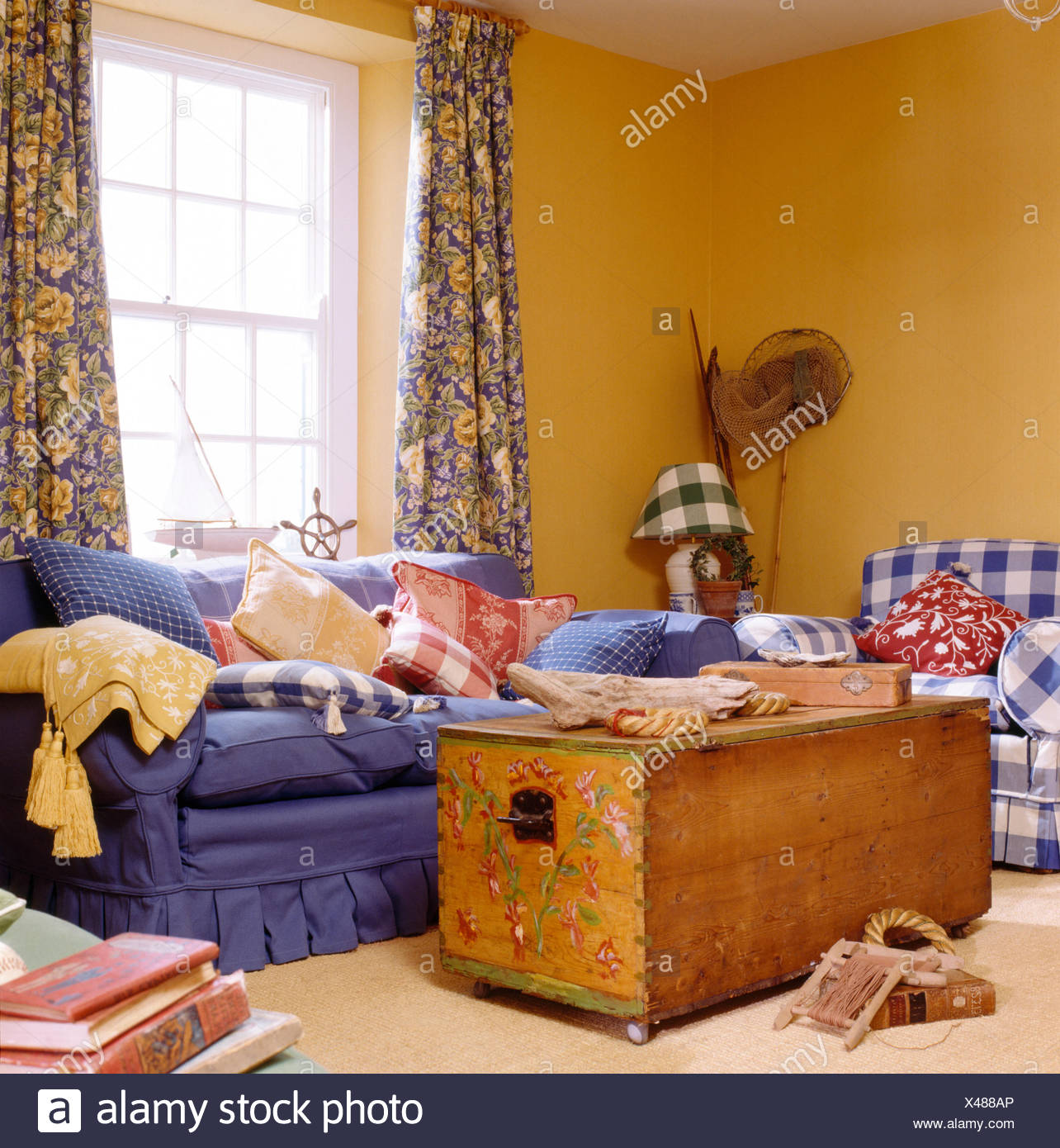 Brust Und Blauen Sofa In Gelb Kusten Wohnzimmer Mit Blau