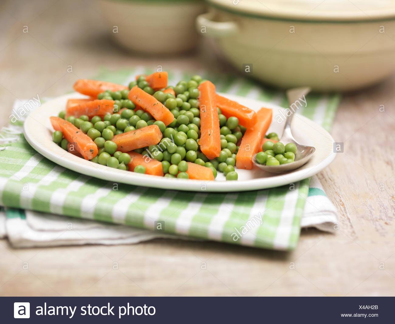 Teller mit Erbsen und Karotten mit Minze und Butter auf Vintage ...