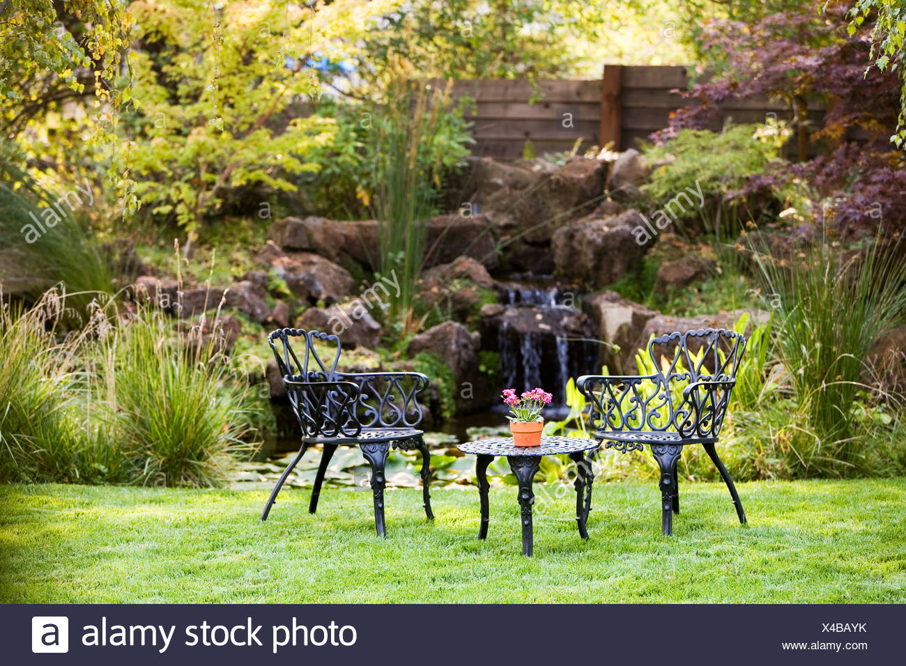 Gartenpforte Eisen Tisch Und Stuhle Im Garten Stockfoto Bild