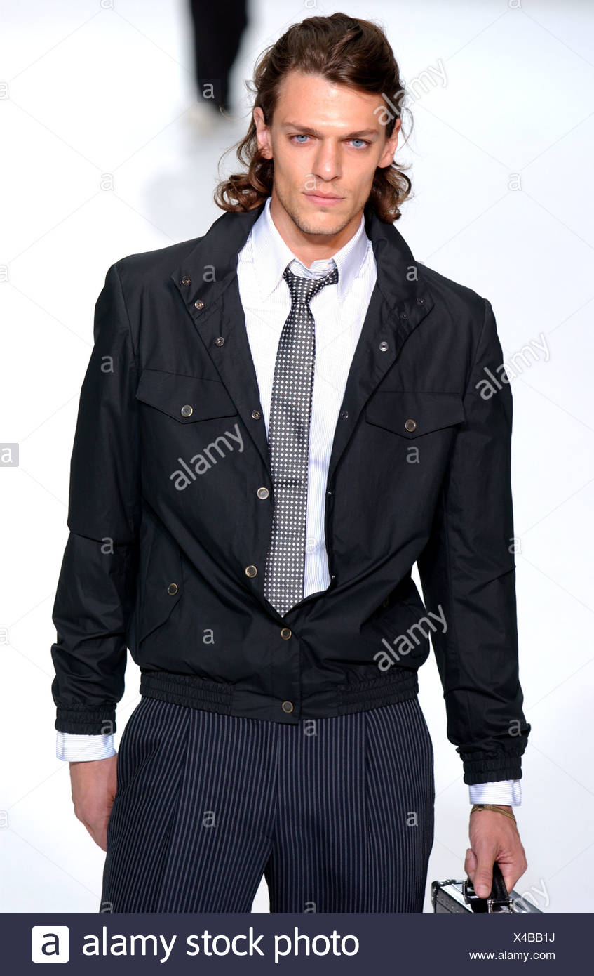 Givenchy Paris Menswear S S Mannliche Model Tragt Schwarze Kausale Jacke Uber Weisses Hemd Mit Gepunkteten Krawatte Und Nadelstreifen Hose Stockfotografie Alamy
