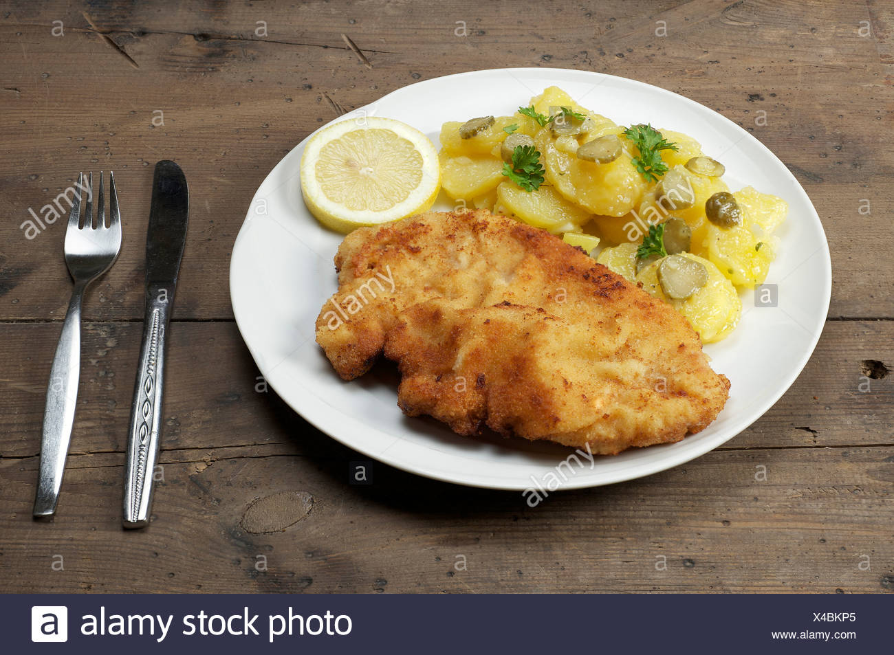 schnitzel-kartoffelsalat-stockfotos-und-bilder-kaufen-alamy