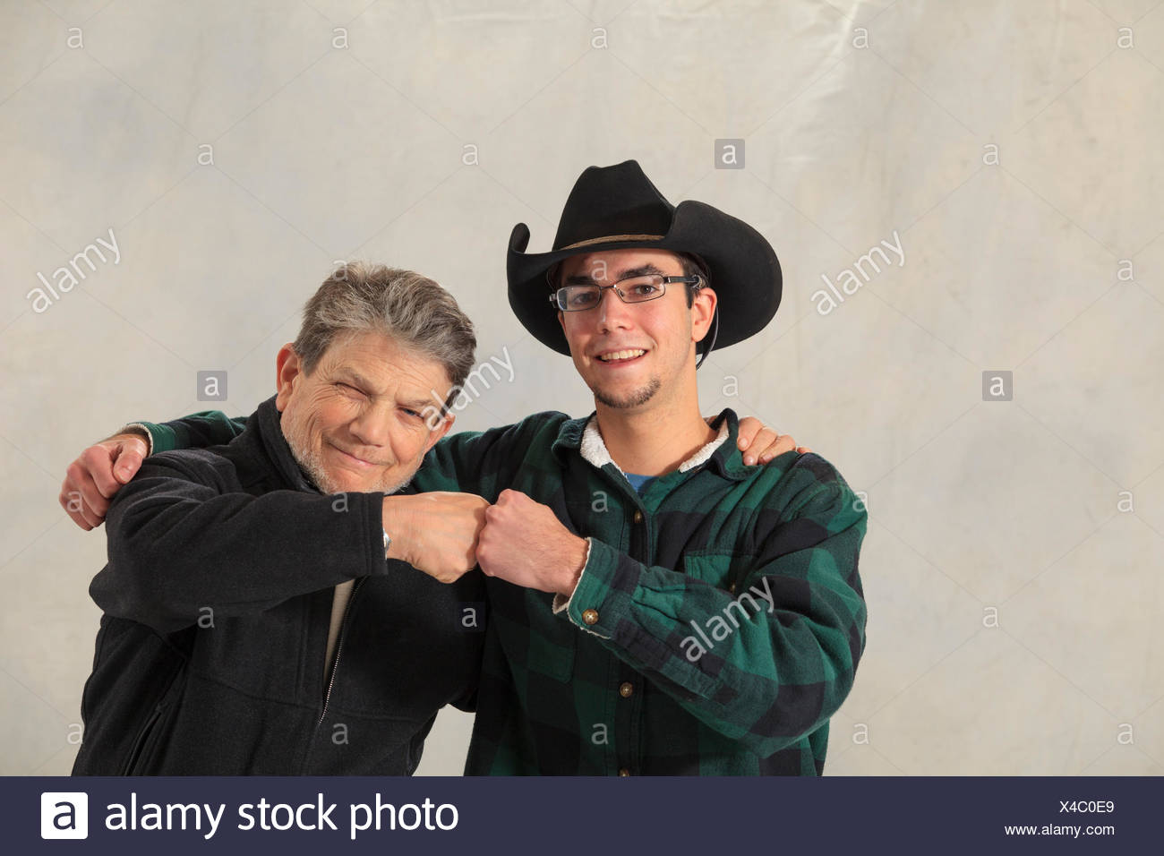 Junger Mann Mit Autismus Und Seinem Mentor Lacheln Auf Den Lippen Und Finger Klopfen Stockfotografie Alamy