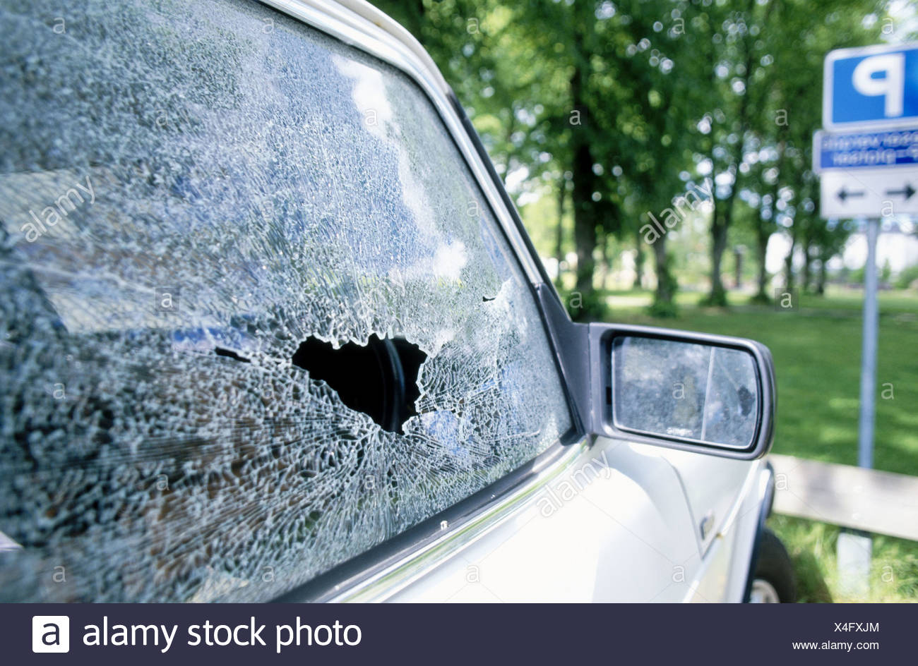 Einbruch Einbruch Pkw Auto Auto Automobil Scheibe Scheibe Schweiz Europa Kriminalitat Zerschlagt Vandalismus Der Stockfotografie Alamy