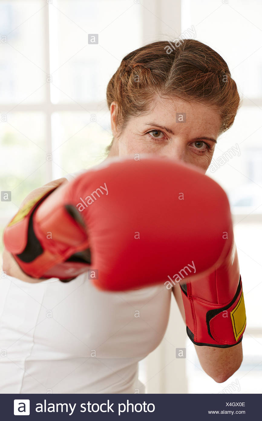 Deutschland, Düsseldorf, Porträt von Reife Frau mit Boxhandschuhen  Stockfotografie - Alamy