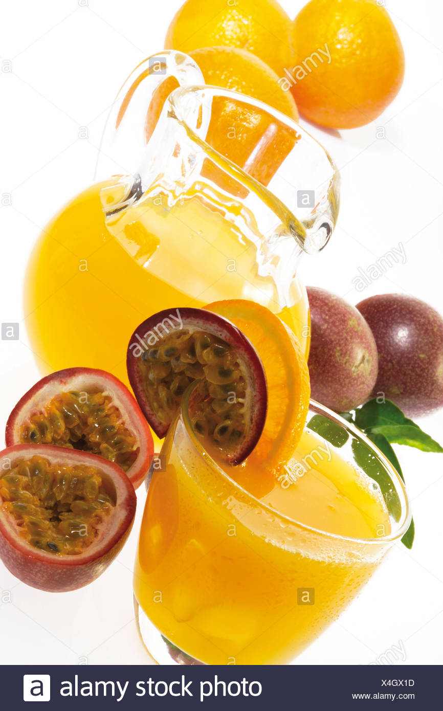 Glas Und Krug Von Frisch Gepressten Orangen Und Maracujasaft Stockfotografie Alamy