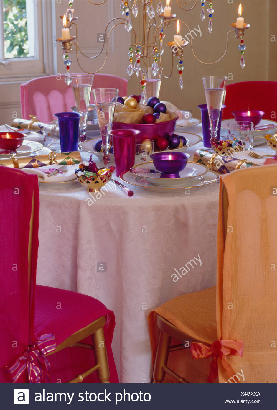 Rosa Und Orange Loosecovers Auf Stühlen An Weihnachtstisch