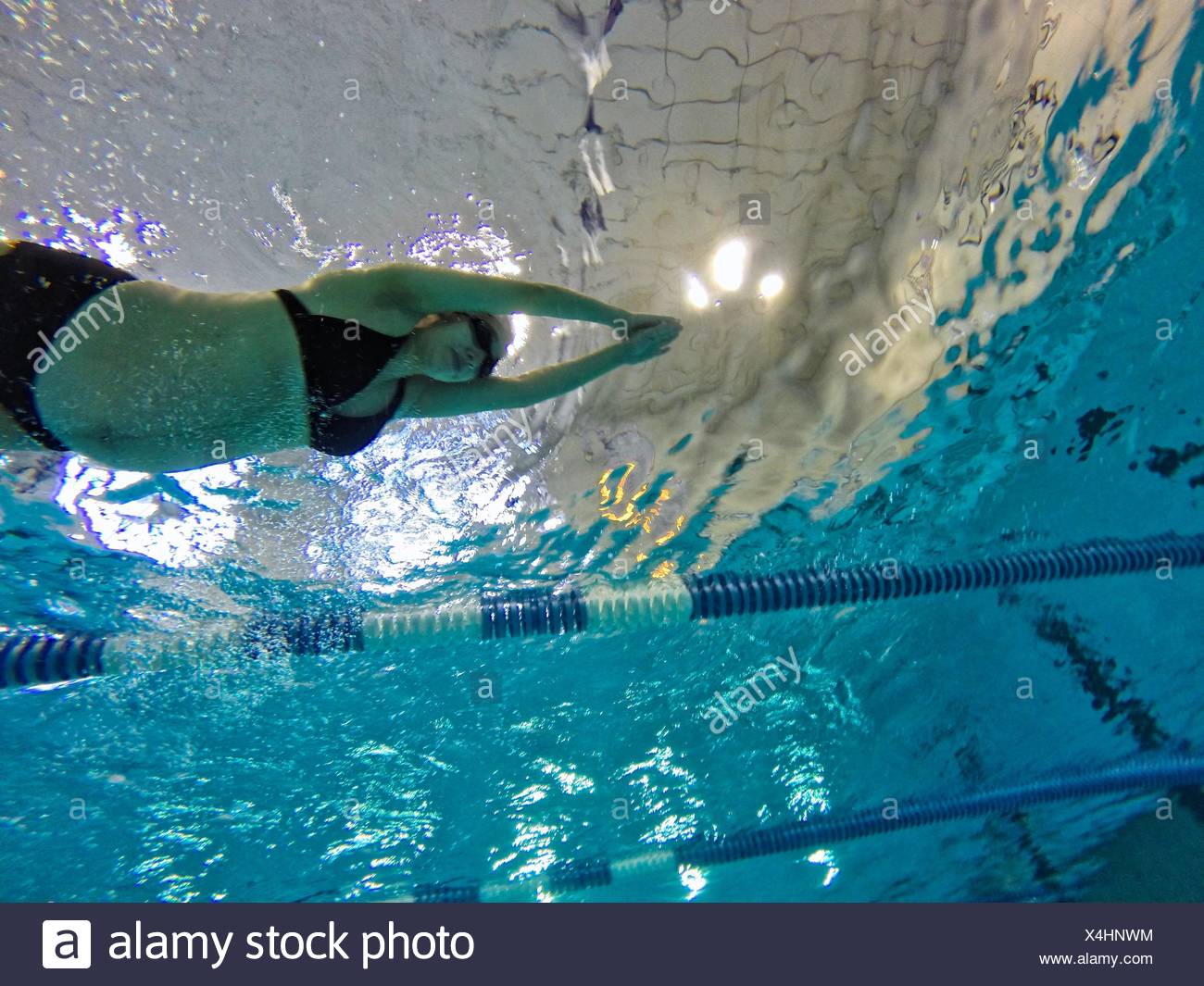 Eine 37 Wochen Schwanger Frau Schwimmt Runden Im Innenpool Stockfotografie Alamy