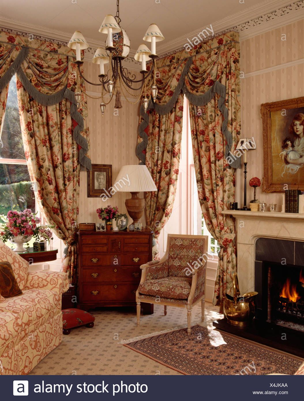 Gartenhaus Mit Gestreiften Tapeten Und Blumen Drapiert Mit Profilkranz Und Kronleuchter Mit Lampen Stockfotografie Alamy