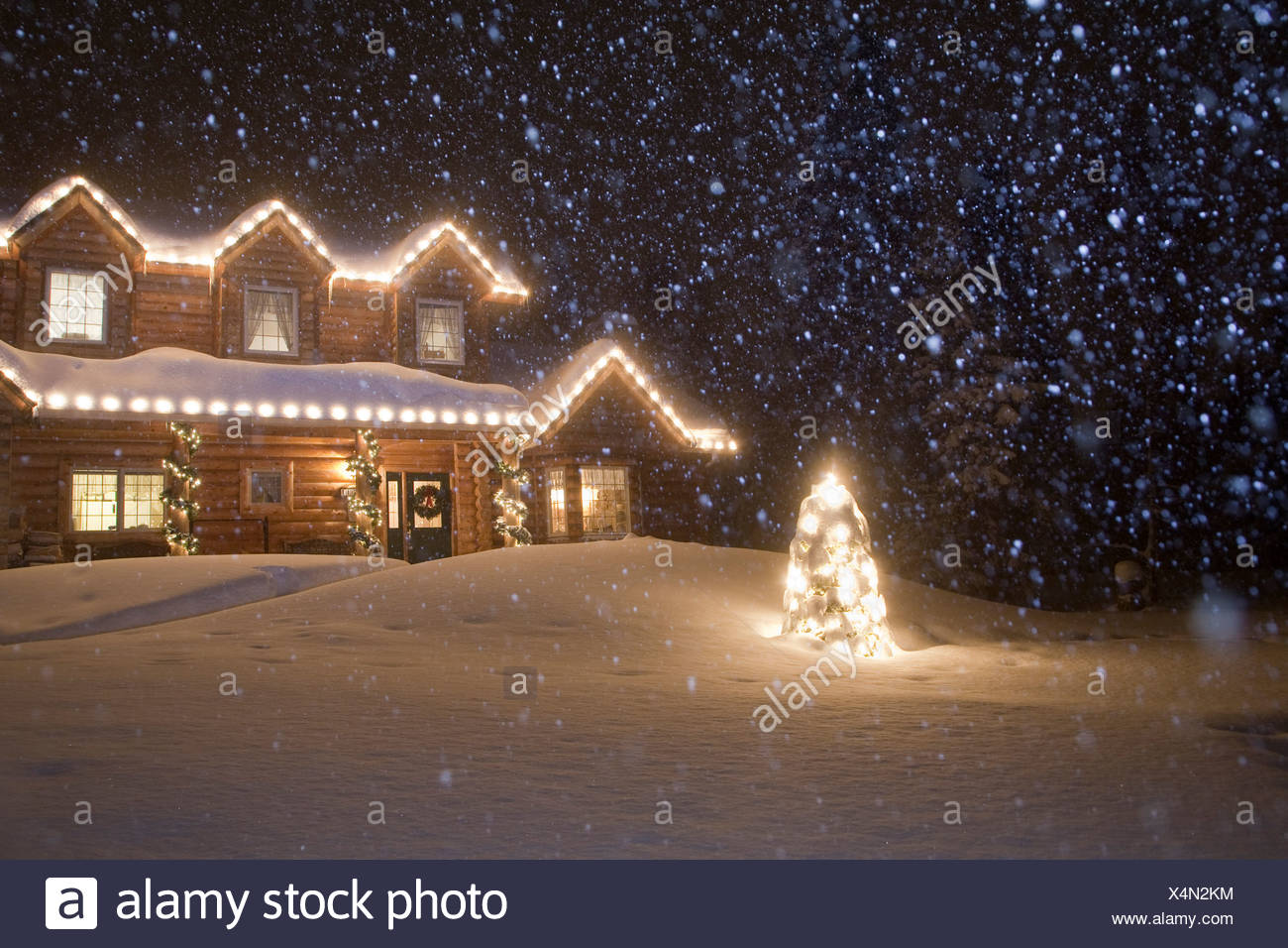 Blockhaus Mit Weihnachtsbeleuchtung Dekoriert Mit Schnee Fallt Anchorage Alaska Stockfotografie Alamy