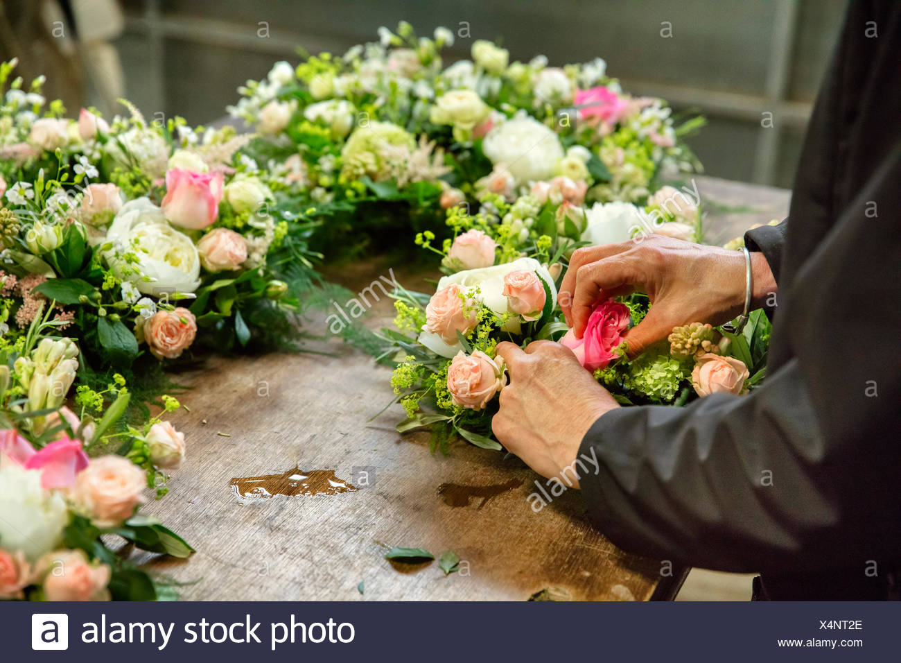 Kommerzielle Blumenbinden Ein Blumengeschaft Eine Frau Arbeitet An Einem Blumenschmuck An Einer Werkbank Stockfotografie Alamy