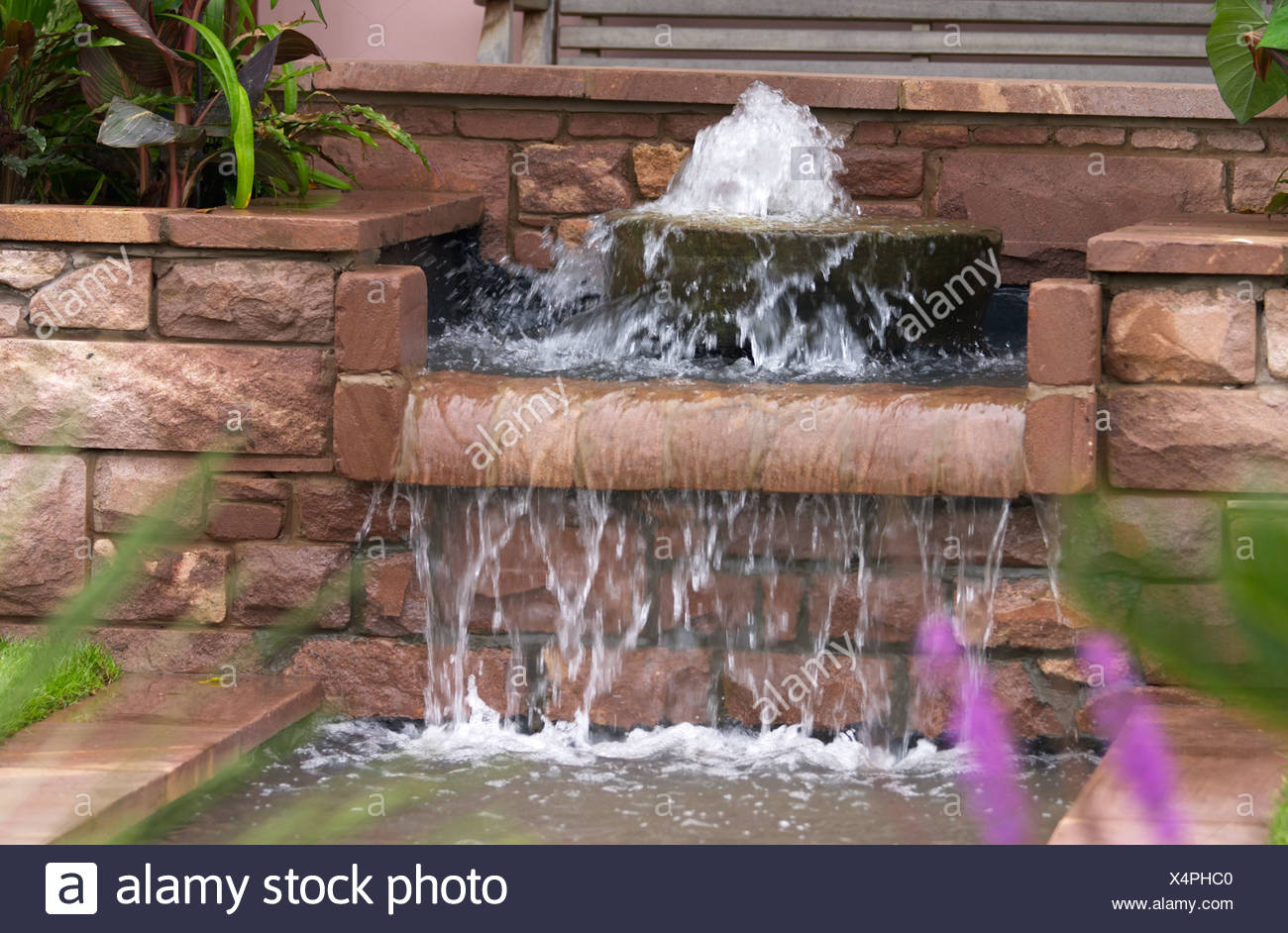 Kleine Springbrunnen Und Wasserfall Im Garten Verfugen Uber Tatton