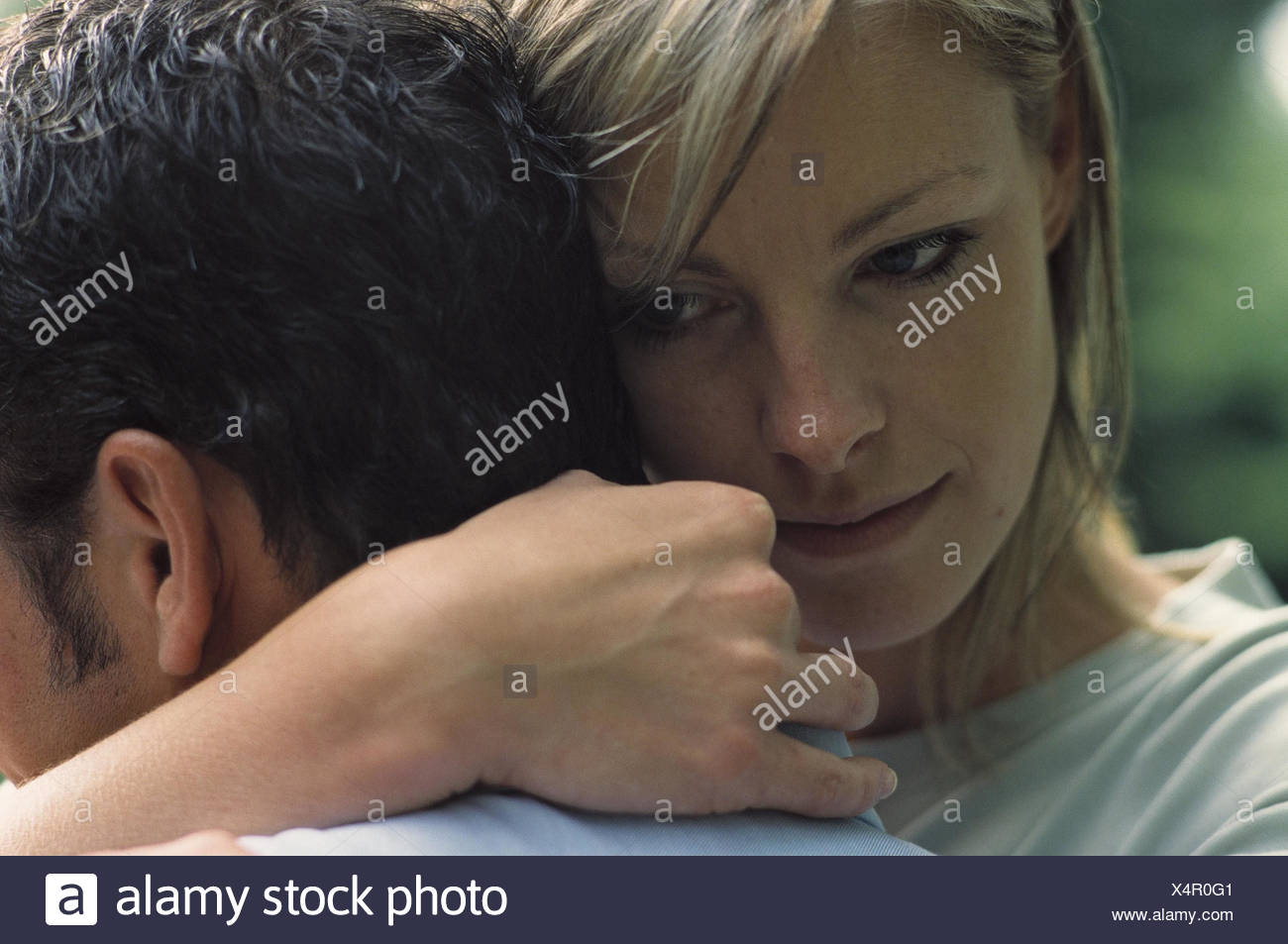 Menschen Sie, junge, stehen Sie, umarmen Sie Kreis, Umarmung, Freizeit, Gruppe, Clique, Freunde, Paare, Stand zusammen, zusammen, glücklich, Liebe, Trost, Glück, Partnerschaft, Naht, Respekt, Freundschaft, Gemeinschaft, Zusammenhalt, treffen, Flirt ...