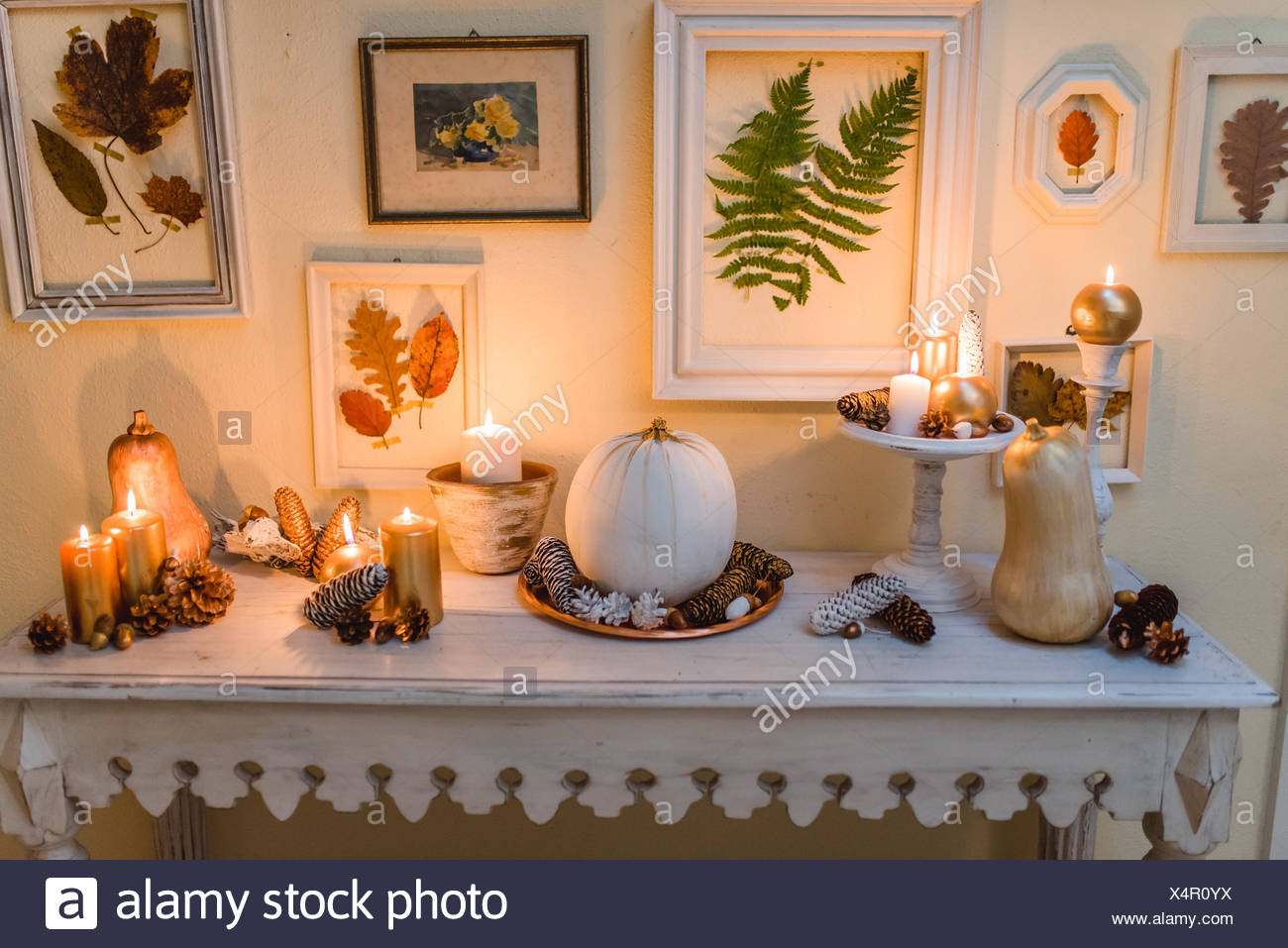 Konsolentisch Herbstliche Dekoration Kerzen Bilderrahmen Blatter Stockfotografie Alamy