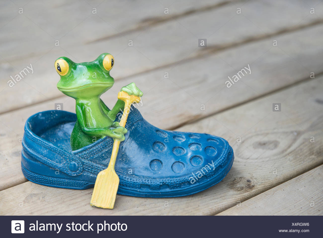 Nahaufnahme Eines Keramik Frosch Sitzt In Blauen Schuh Augsburg Bayern Deutschland Stockfotografie Alamy