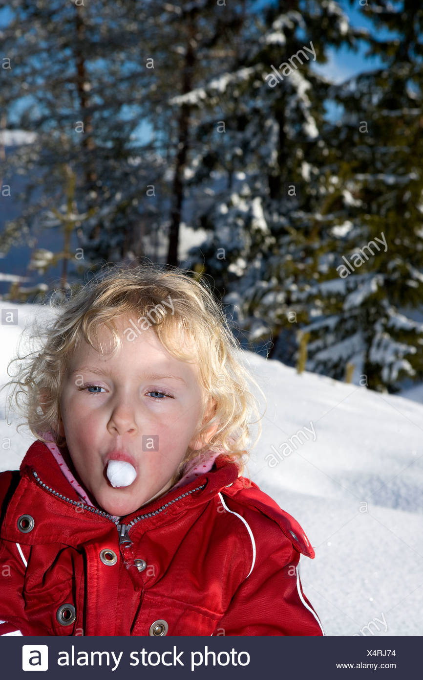 Ein Madchen Im Schnee Spielen Stockfotografie Alamy