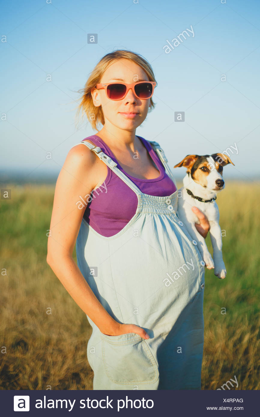 Glucklich Schwanger Frau Mit Einem Hund Bei Sonnenuntergang