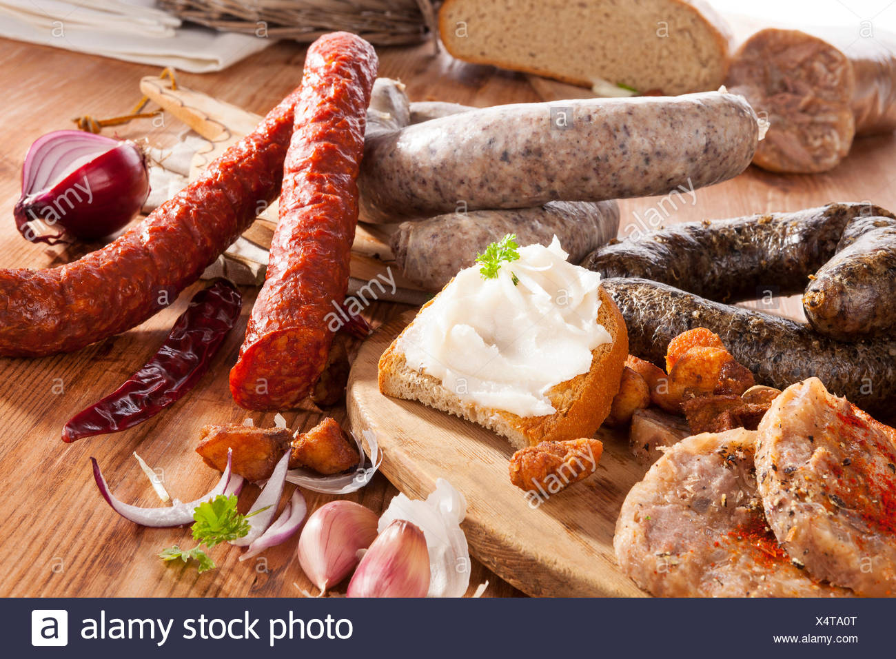 Verschiedene Wurst Fleisch Brot Mit Schmalz Brawn Und Grieben Auf Holzernen Hintergrund Kulinarischen Traditionellen Fleischplatte Stockfotografie Alamy