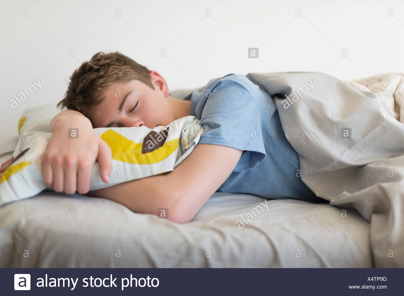 Tired Eyes Teen Boy Stockfotos und -bilder Kaufen - Alamy