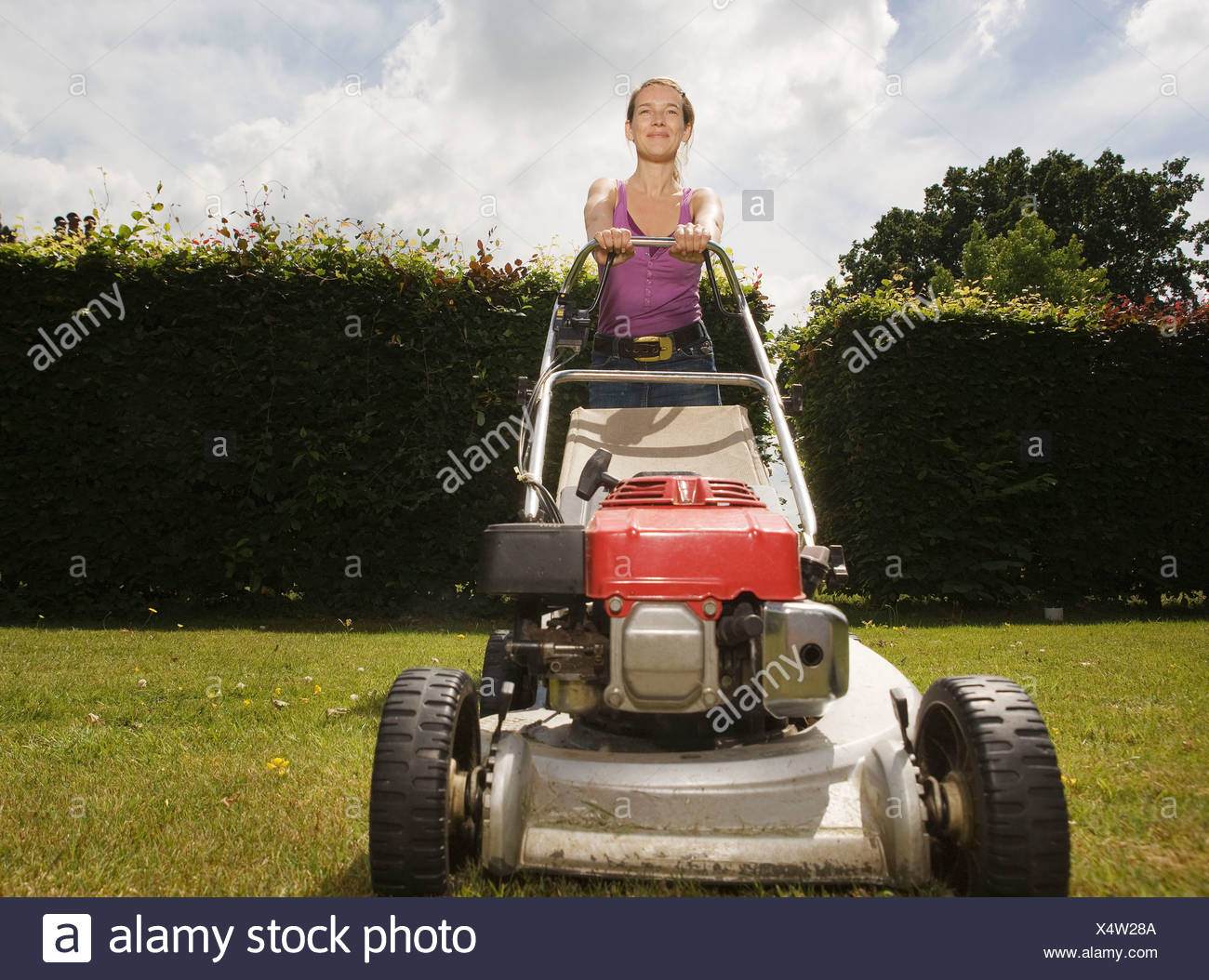 Rasenmäher Schieben Stockfotos & Rasenmäher Schieben Bilder Alamy