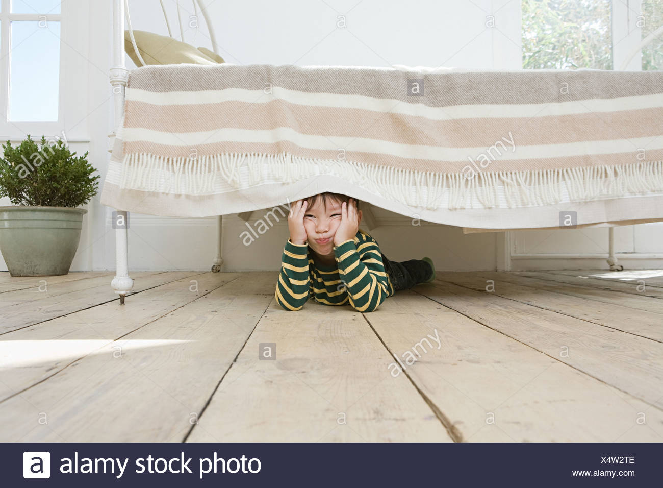 Junge Versteckt Unter Dem Bett Stockfotografie Alamy