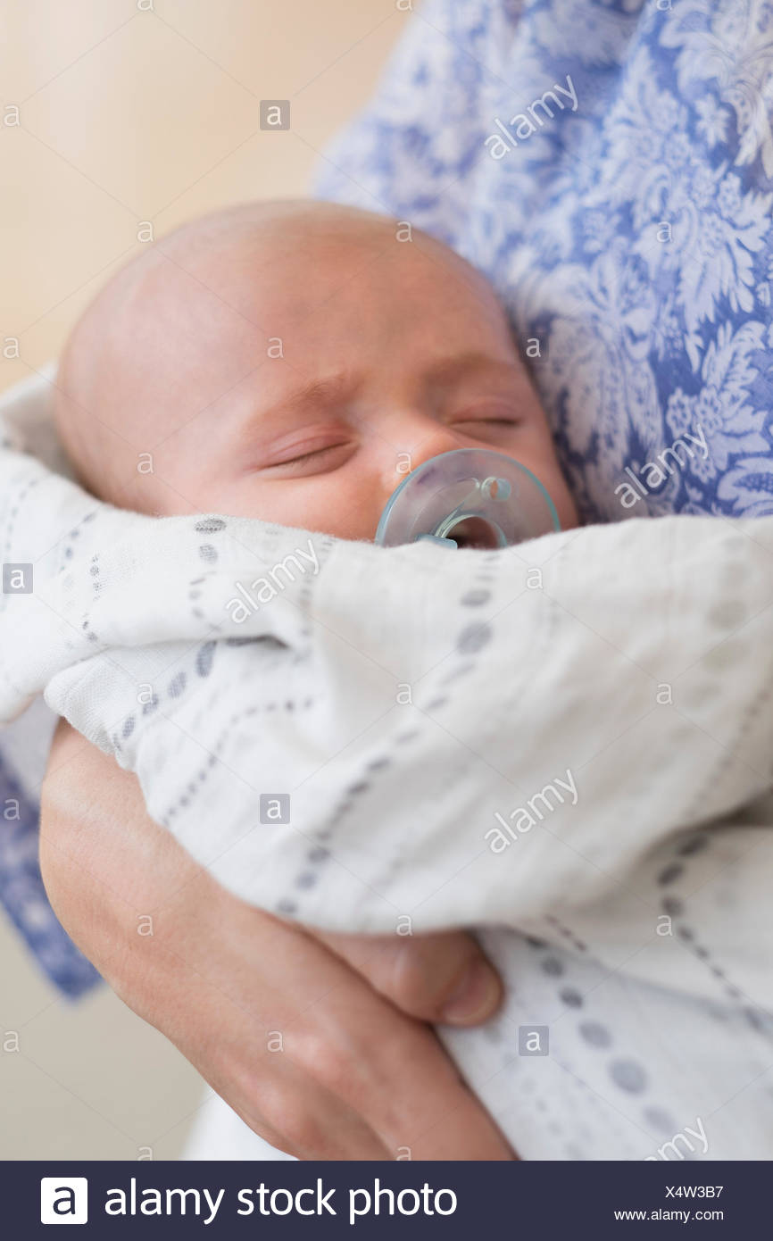 Baby Boy 2 5 Monate Schlafen In Den Armen Mutter Hautnah Stockfotografie Alamy
