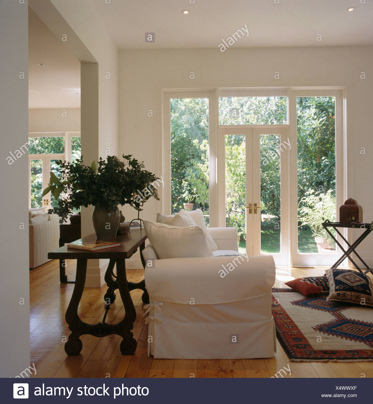 Tall Table Vase Stockfotos & Tall Table Vase Bilder - Seite 2 - Alamy Tall Table Vase Stockfotos & Tall Table Vase Bilder - Seite 2 - Alamy