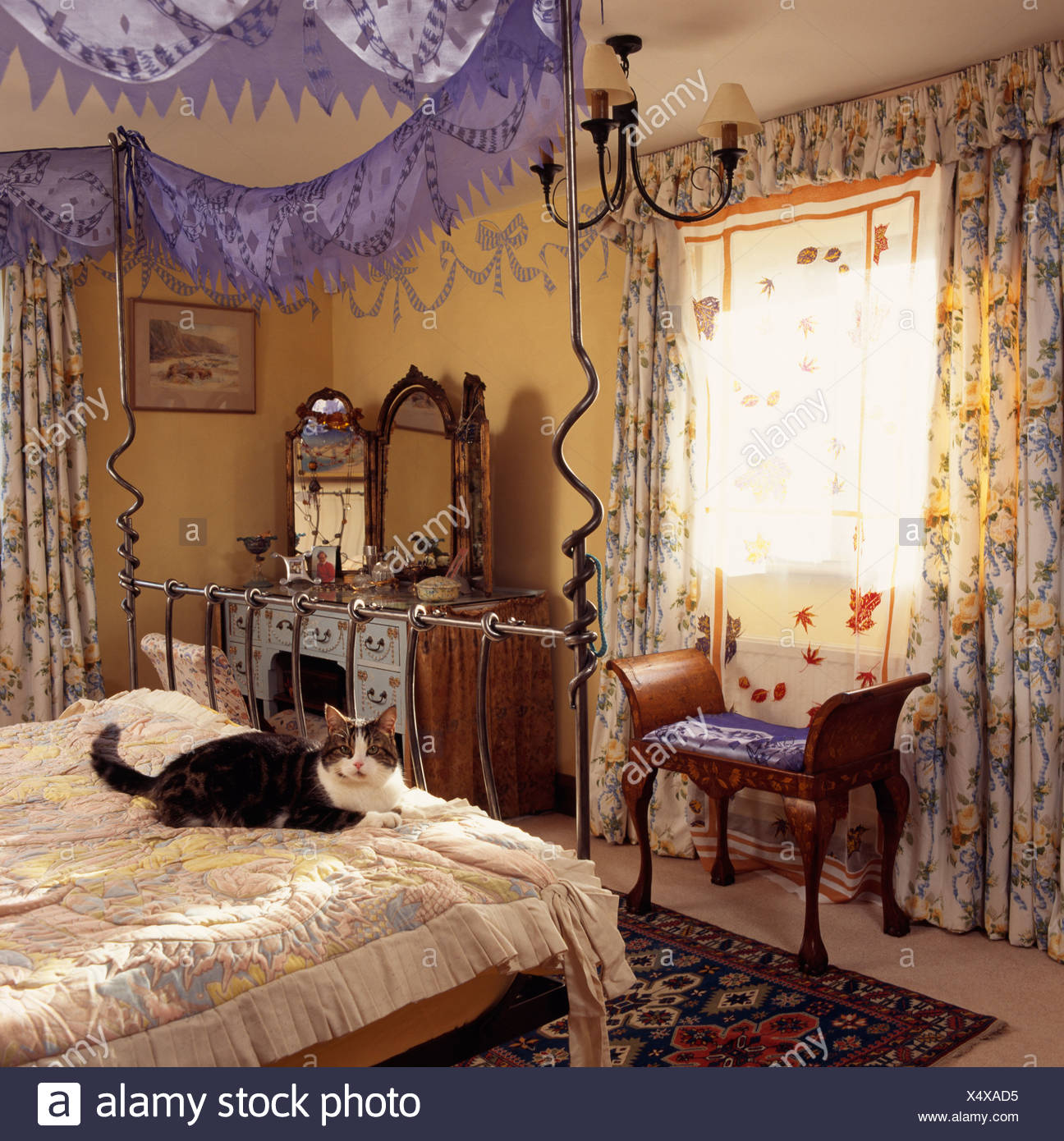 Schwarz / weiß Katze auf Bett im Schlafzimmer mit floral Gardinen ... Schwarz / weiß Katze auf Bett im Schlafzimmer mit floral Gardinen ...