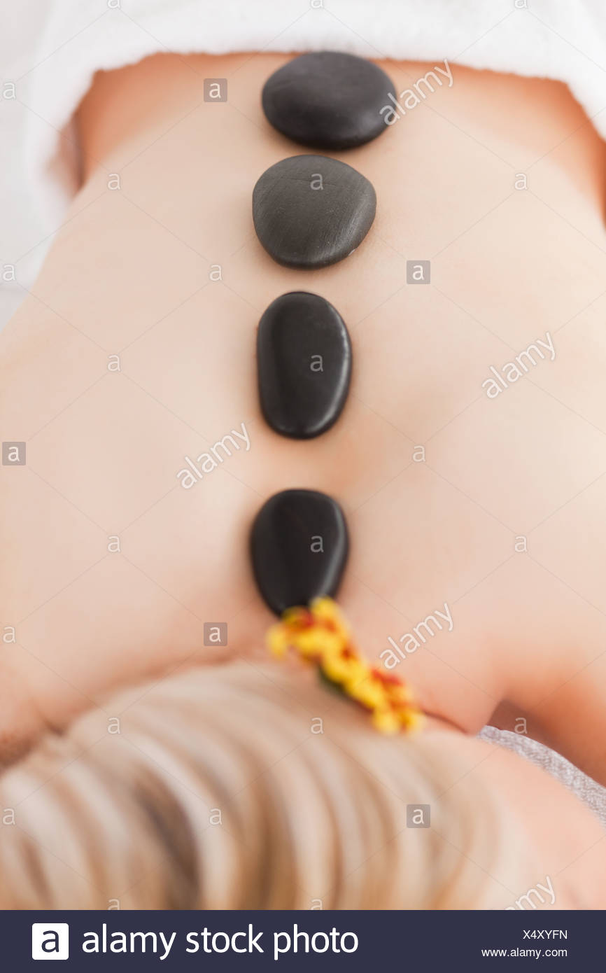 Blonde Frau Mit Heissen Steinen Auf Dem Rucken Entspannen Stockfotografie Alamy