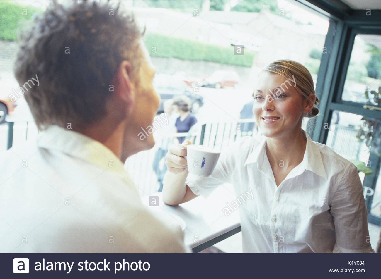 frau im cafe kennenlernen