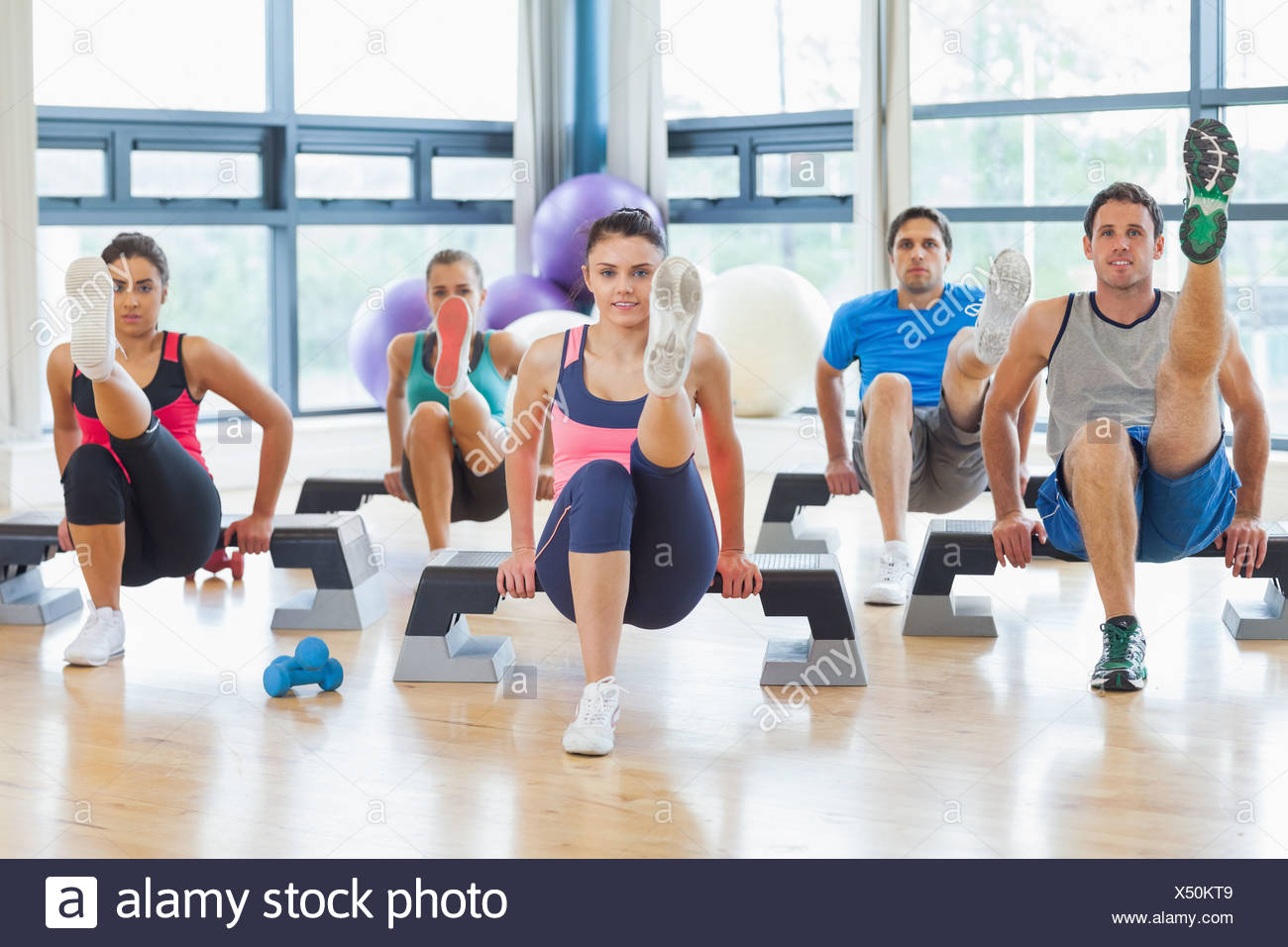 Lehrer Mit Fitness Klasse Die Durchfuhrung Von Step Aerobic Ubung Stockfotografie Alamy