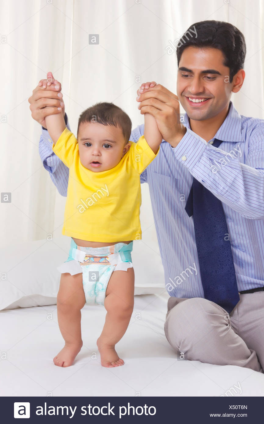 Vater Helfen Baby Gehen Stockfoto Bild 278458173 Alamy