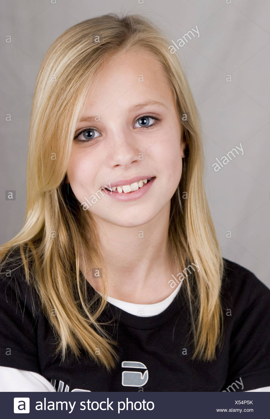Blondes junges Mädchen glücklich Blick auf Kamera 12 13 Jahre Alter